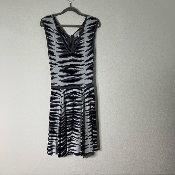 Milly Womens Ikat Jacquard sleeveless Flare Dress in black white multi L - Picture 2 of 9